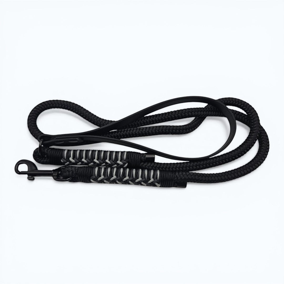 Ponies and Pups Firle black dog lead with BioThane handle and braided rope, featuring herringbone paracord detail and metal snap hook.